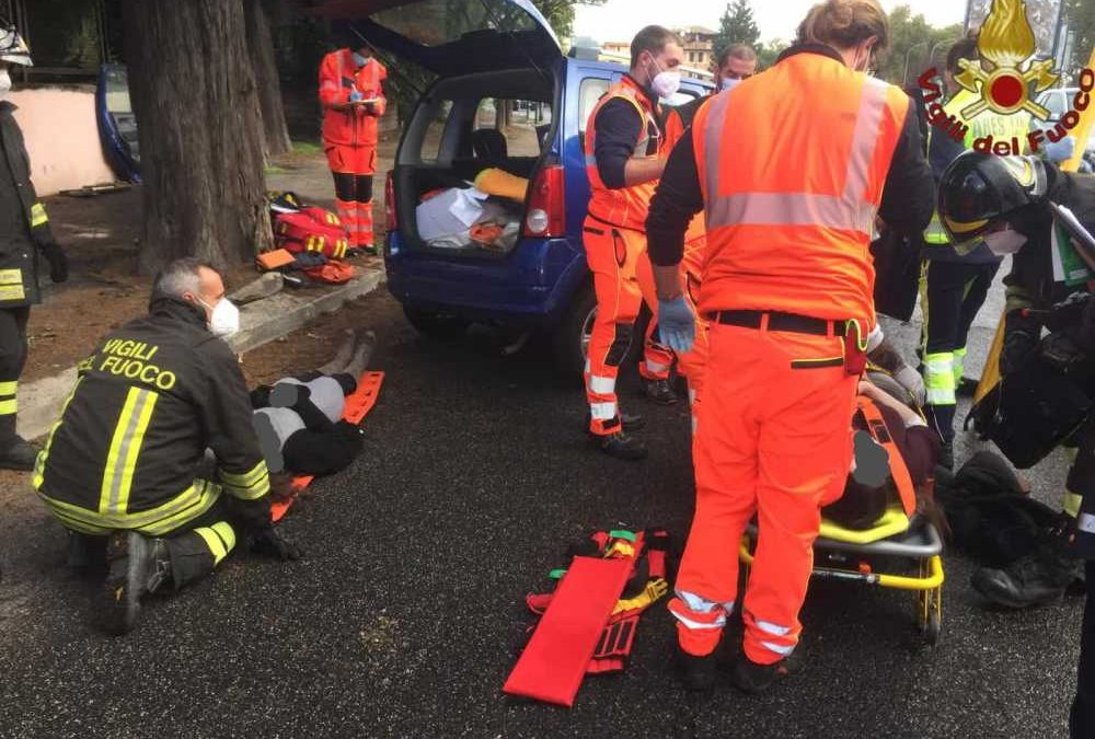 Incidente Circonvallazione Clodia, auto contro albero: due donne in codice rosso