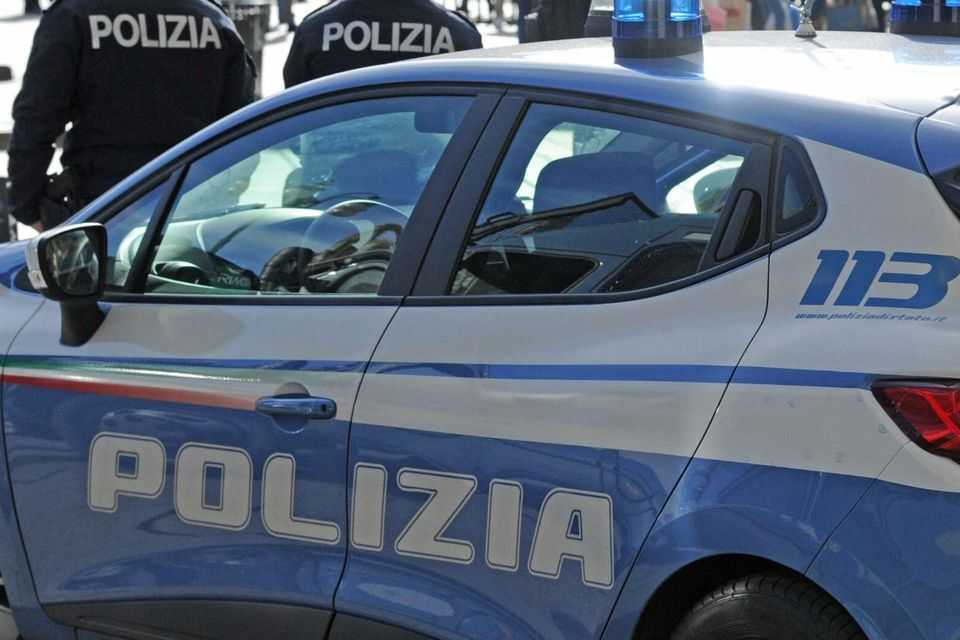 Va in frutteria, colpisce con la scopa il titolare e prende due birre