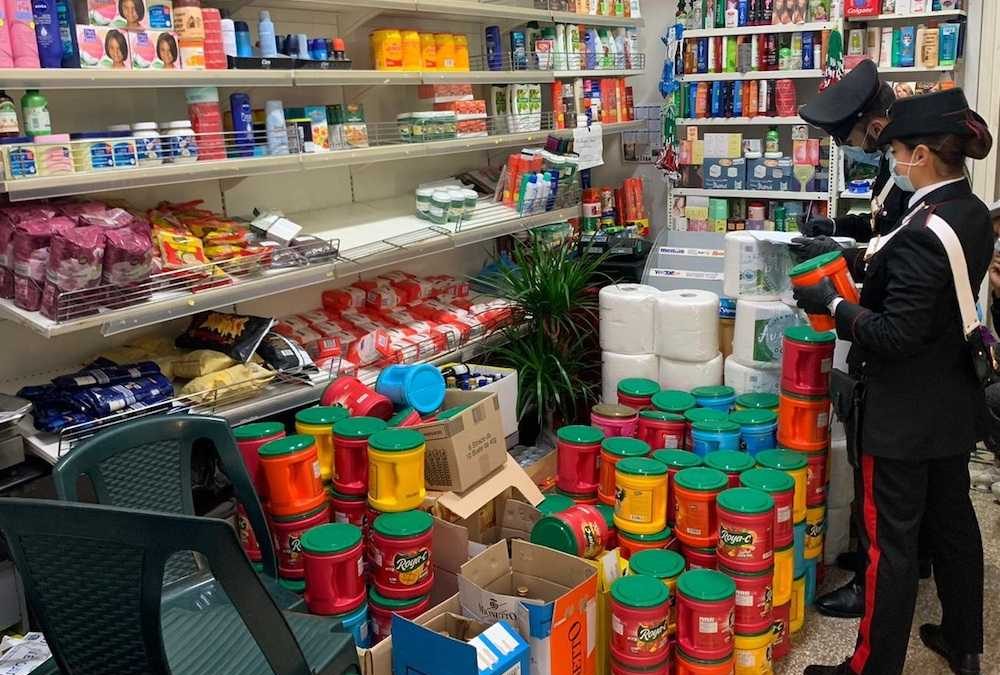 Assembramenti e assenza mascherine: chiusi minimarket e bar-ristorante