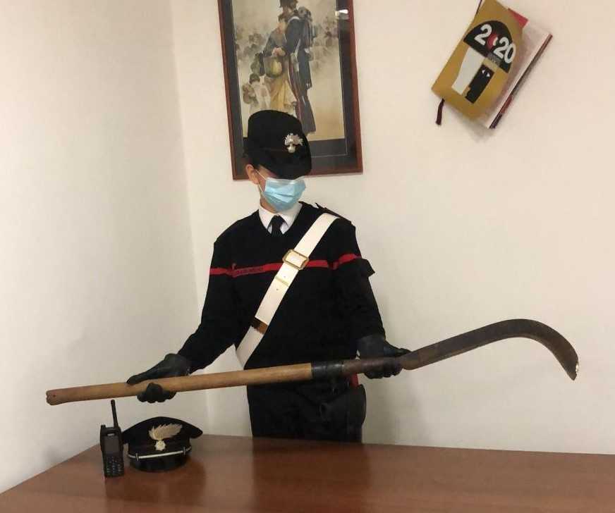 La falce sequestrata dai Carabinieri