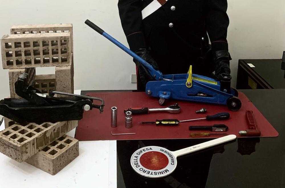 PARIOLI - Il kit da scasso sequestrato dai Carabinieri