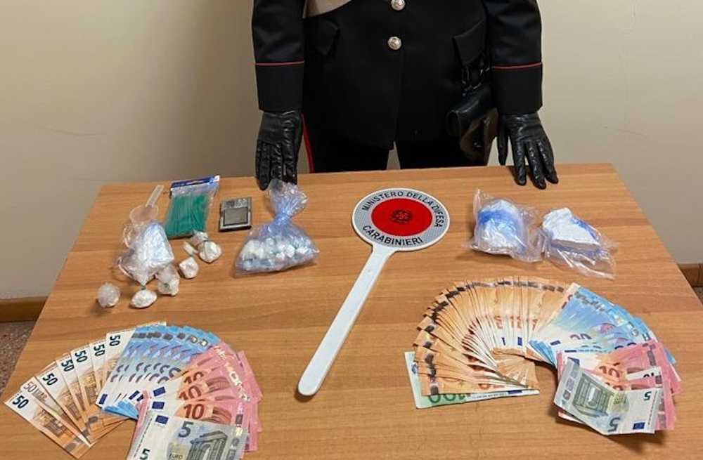 La droga e il denaro sequestrati dai Carabinieri