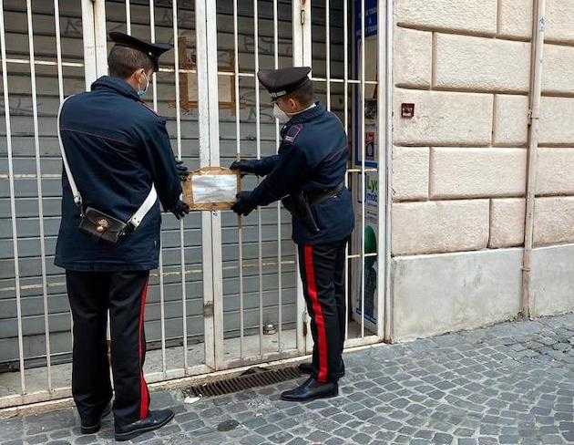 PIAZZA DANTE – Il locale chuso dai Carabinieri (2) PIAZZA DANTE - Il locale chuso dai Carabinieri (2)