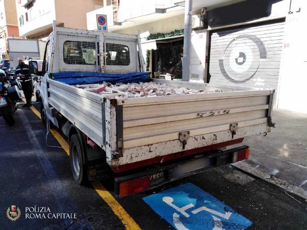 Polizia Locale_ autocarro su spazio disabili