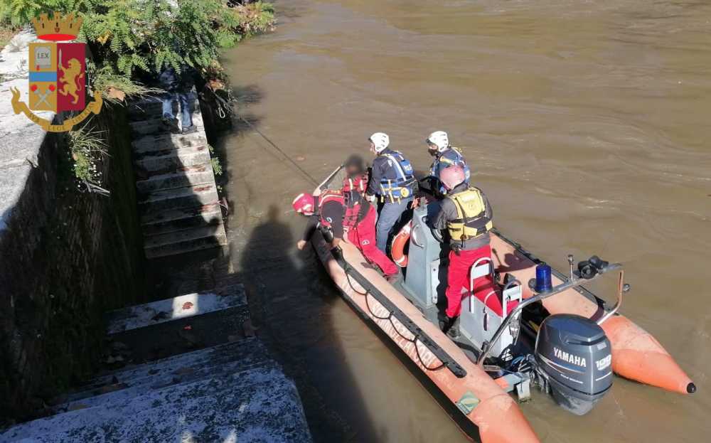 Salvataggio polizia tevere ponte (1)