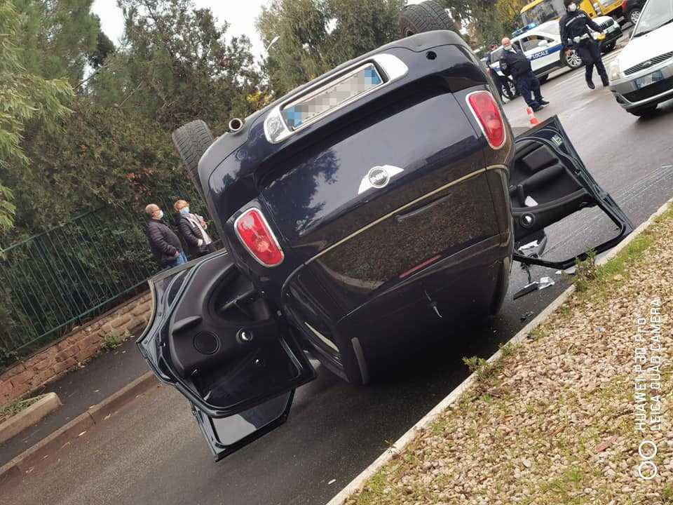 auto ribaltata civitavecchia 2 auto ribaltata civitavecchia 1