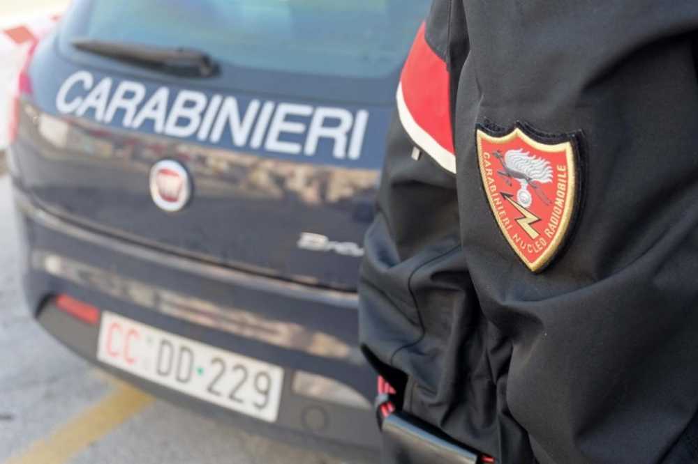 Colpo di asta sulla testa per rapinare un telefono: arrestati un romano e un ucraino a San Giovanni