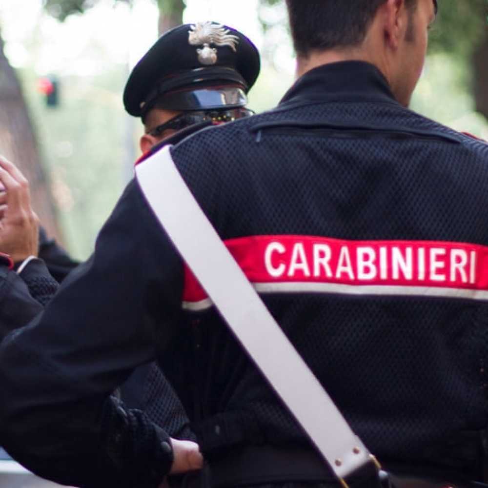 carabinieri spalle