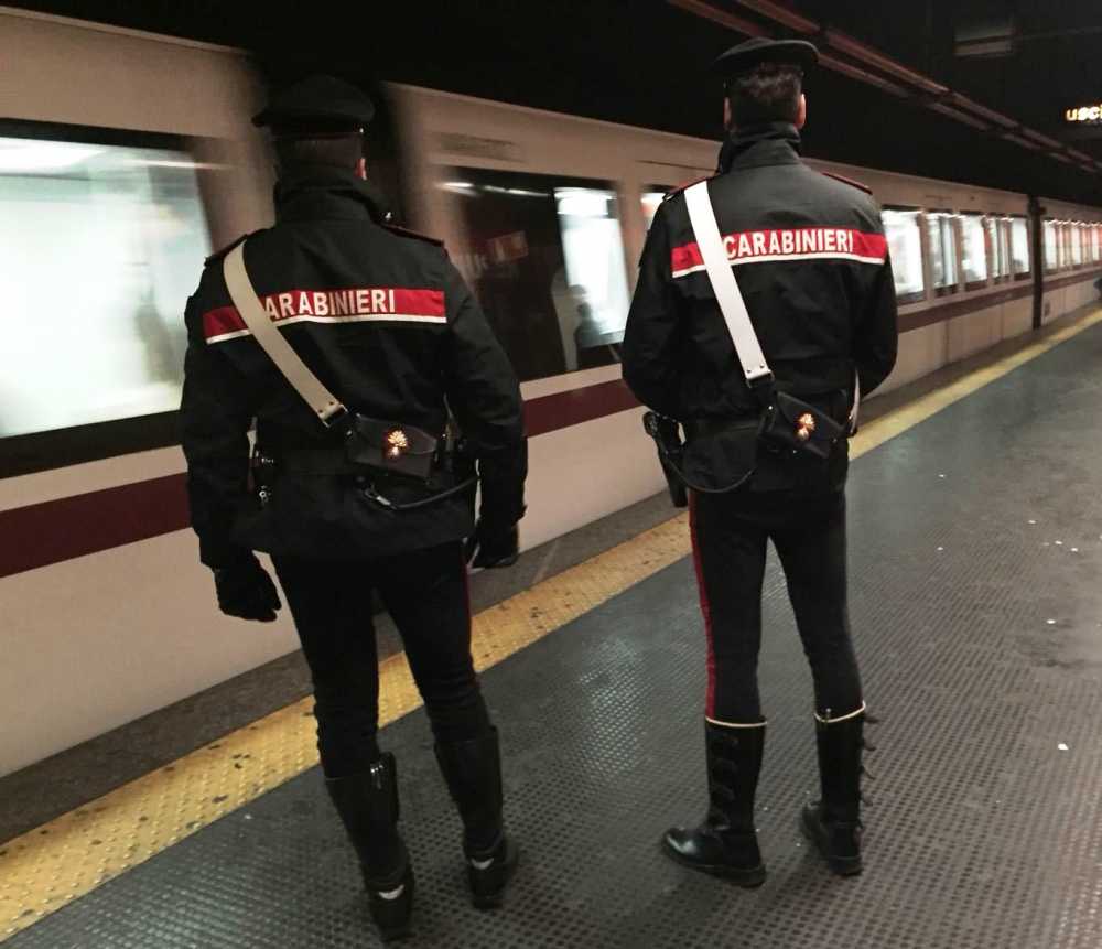 carabinieri treno metro