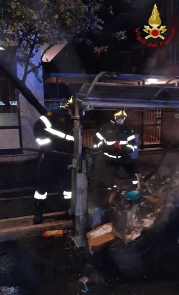 incendio cassonetti vvf vigili del fuoco pompieri 1
