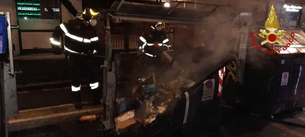 incendio cassonetti vvf vigili del fuoco pompieri incendio cassonetti vvf vigili del fuoco pompieri