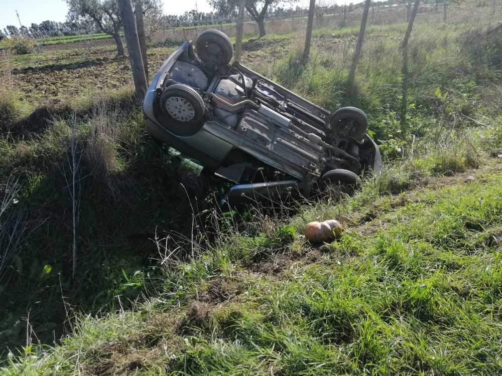 incidente sasso auto cappottata