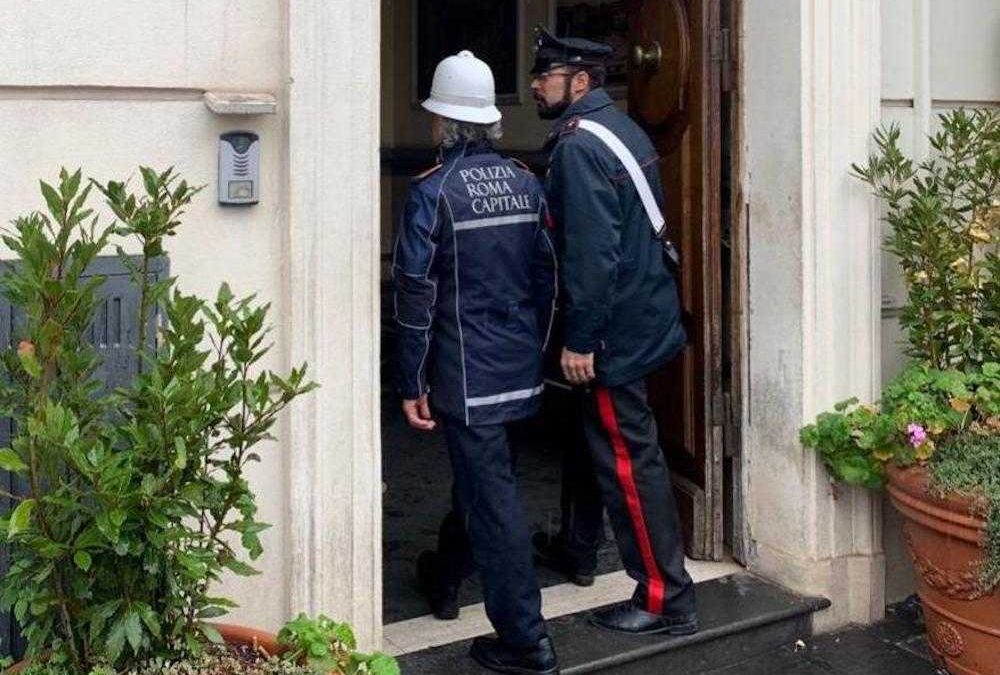 Negozio nel centro commerciale tenta di aggirare disposizioni di chiusura: fa entrare i clienti da una porta di servizio