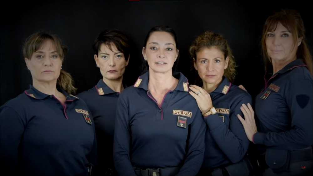 polizia poliziotte civitavecchia antiviolenza scarpe rosse