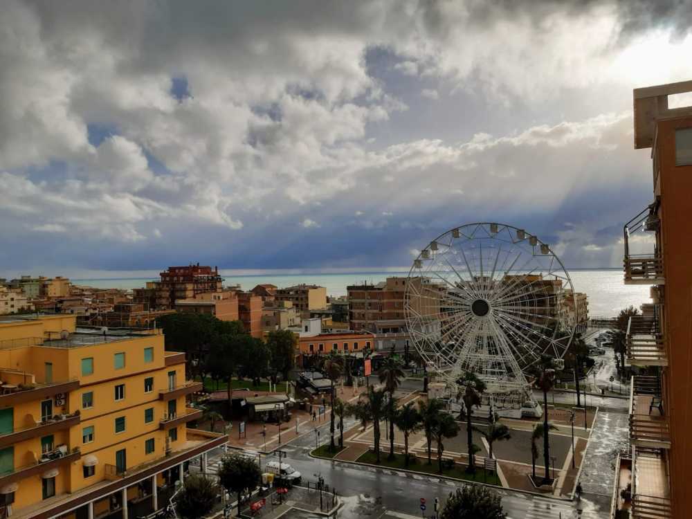 ruota panoramica ladispoli alto ruota panoramica ladispoli alto