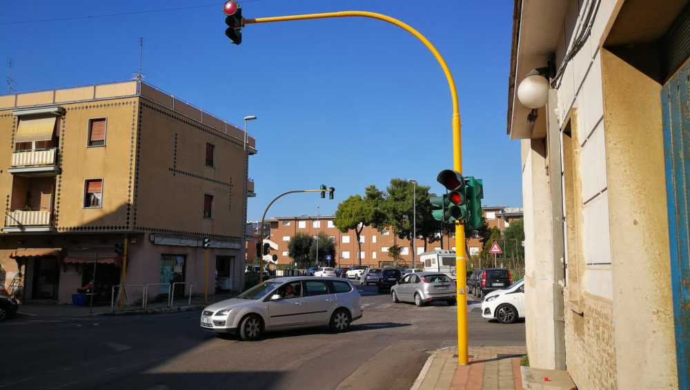 semaforo giallo spento mediana via lepanto civitavecchia 1 semaforo giallo spento mediana via lepanto civitavecchia 1
