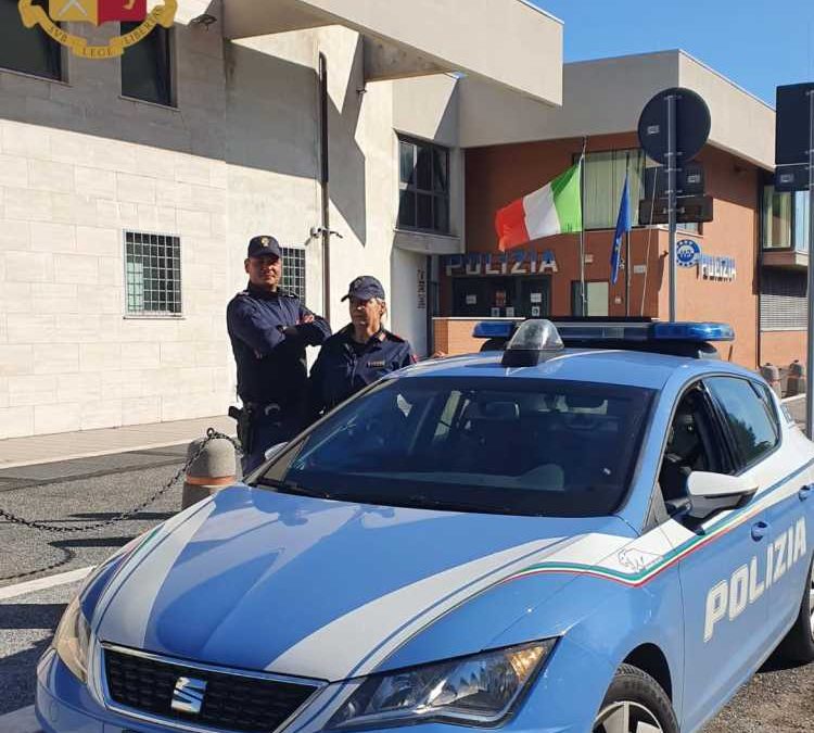 Armato di coltello lancia i tavolini: panico nel ristorante a Fiumicino