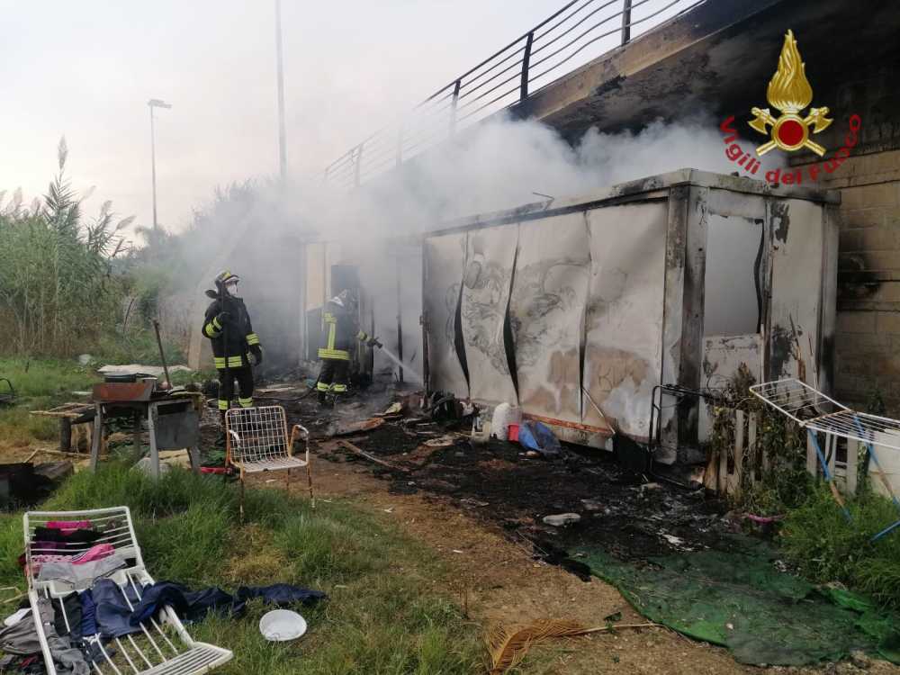 vvf vigili fuoco baracca clochard cavalcavia ladispoli pompieri vvf vigili fuoco baracca clochard cavalcavia ladispoli pompieri