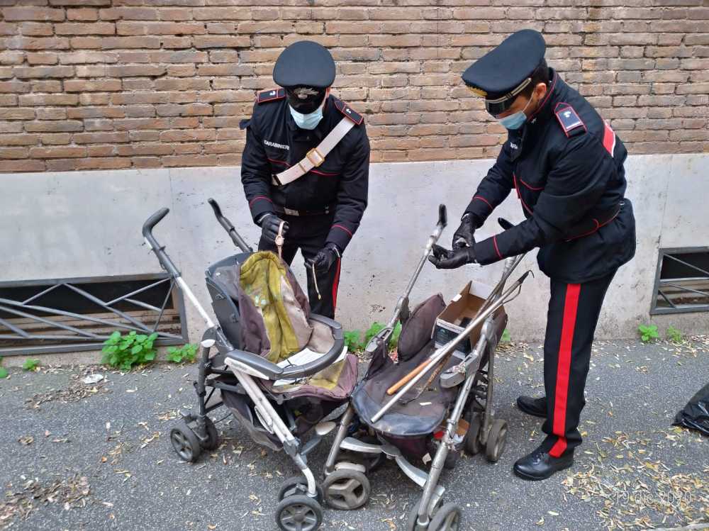 PARIOLI – Il passeggino dove i ladri riponevano la refurtiva recuperata dai Carabinieri (4) PARIOLI - Il passeggino dove i ladri riponevano la refurtiva recuperata dai Carabinieri (4)