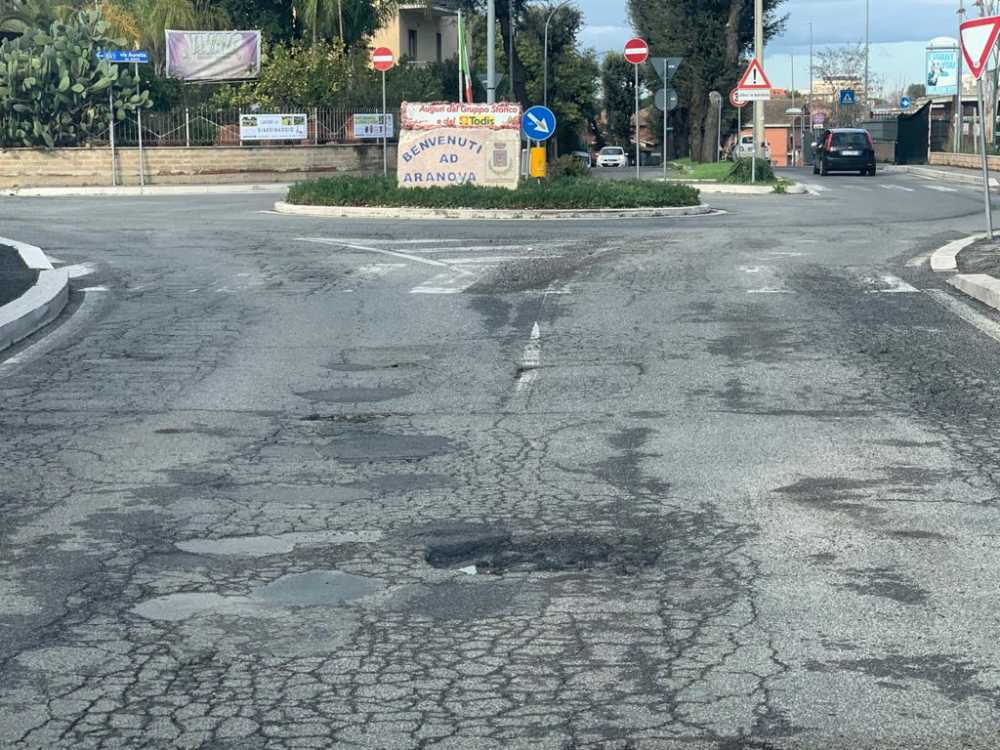 Via Michele Rosi buche aranova Via Michele Rosi buche aranova