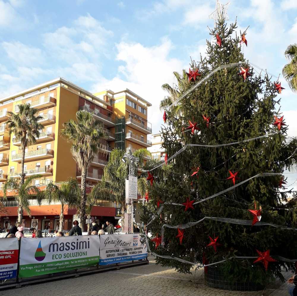 albero natale ladispoli piazza rossellini