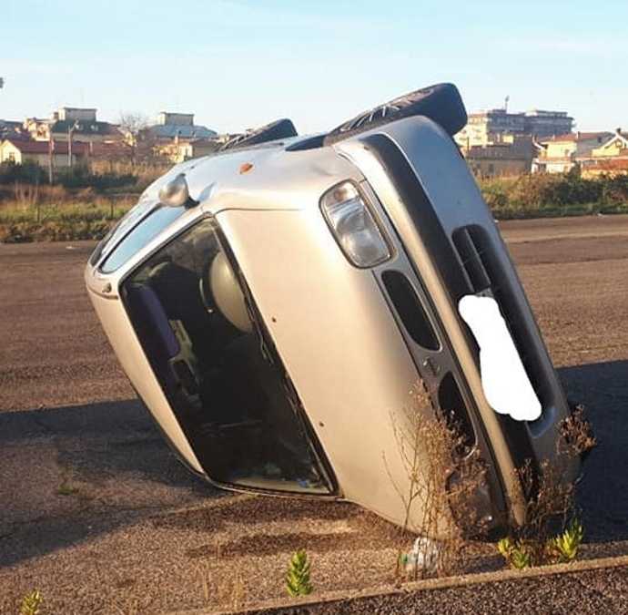 auto ribaltata ladispoli auto ribaltata ladispoli