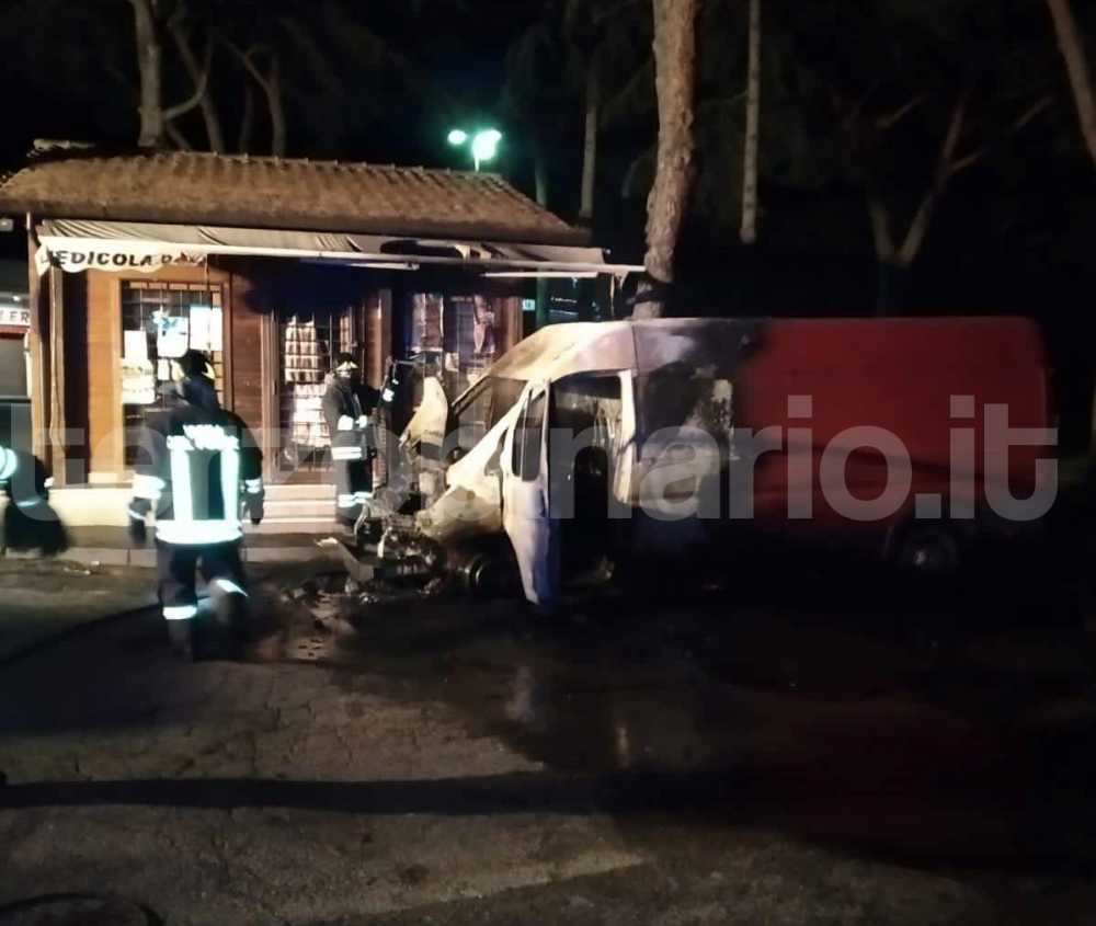 furgone fiamme bruciato cerveteri