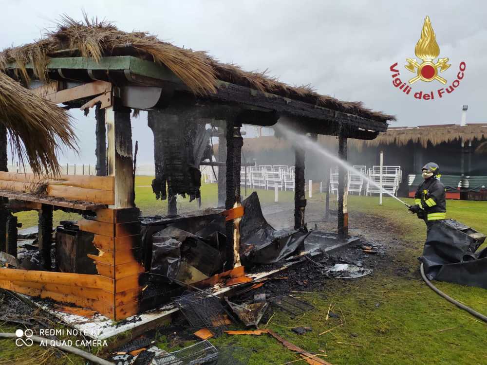 incendio-gazebo-fregene-vvf-vigili-fuoco-pompieri incendio-gazebo-fregene-vvf-vigili-fuoco-pompieri