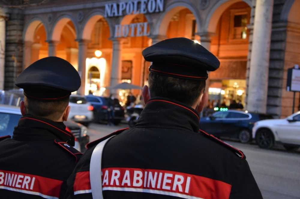 PIAZZA DANTE – Controlli a piazza Vittorio Emanuele II carabinieri PIAZZA DANTE - Controlli a piazza Vittorio Emanuele II carabinieri