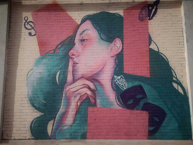 murales cerveteri Una ragazza sognatrice delle arti di Giusy Guerriero