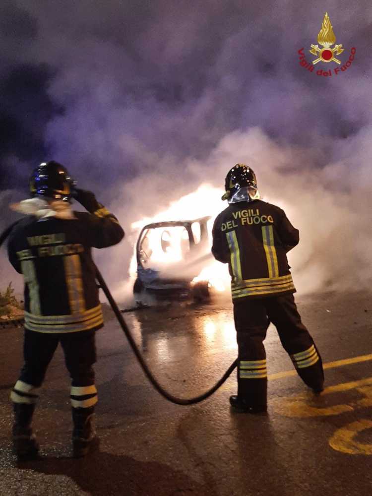 auto fiamme san liborio vvf vigili fuoco pompieri civitavecchia auto fiamme san liborio vvf vigili fuoco pompieri civitavecchia