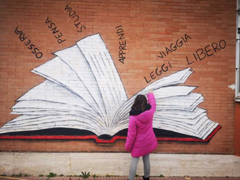 murales cerveteri grande libro è di Tiziana Rinaldi Giacometti con la sua associazione culturale Spazio ArtLab 81