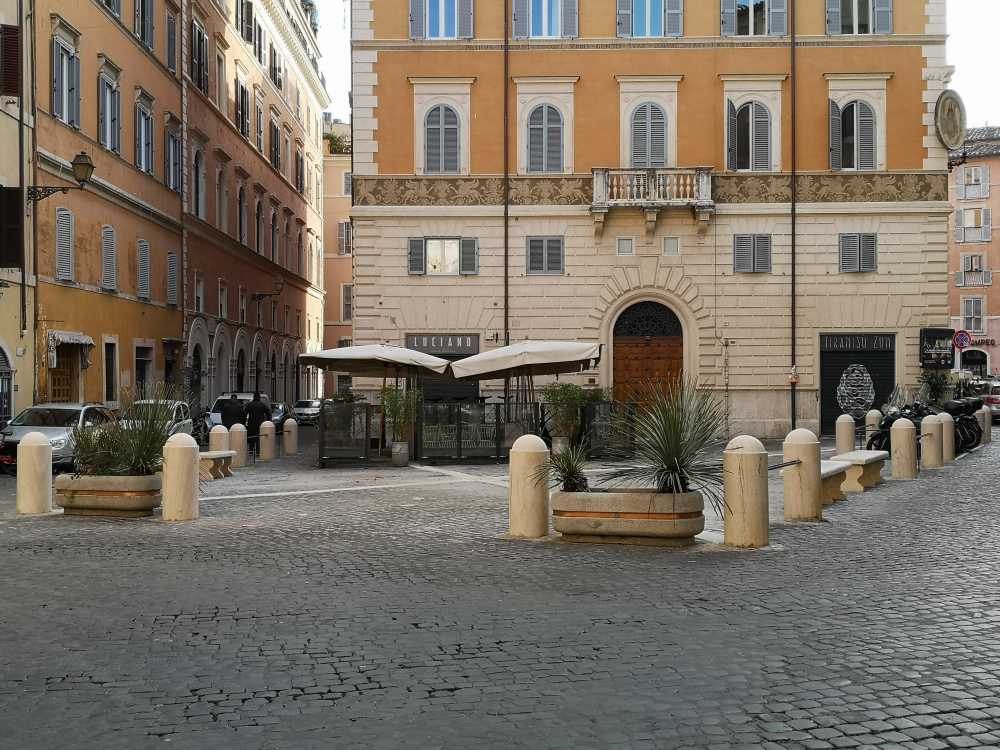 piazza del teatro di pompeo centro storico municio I roma