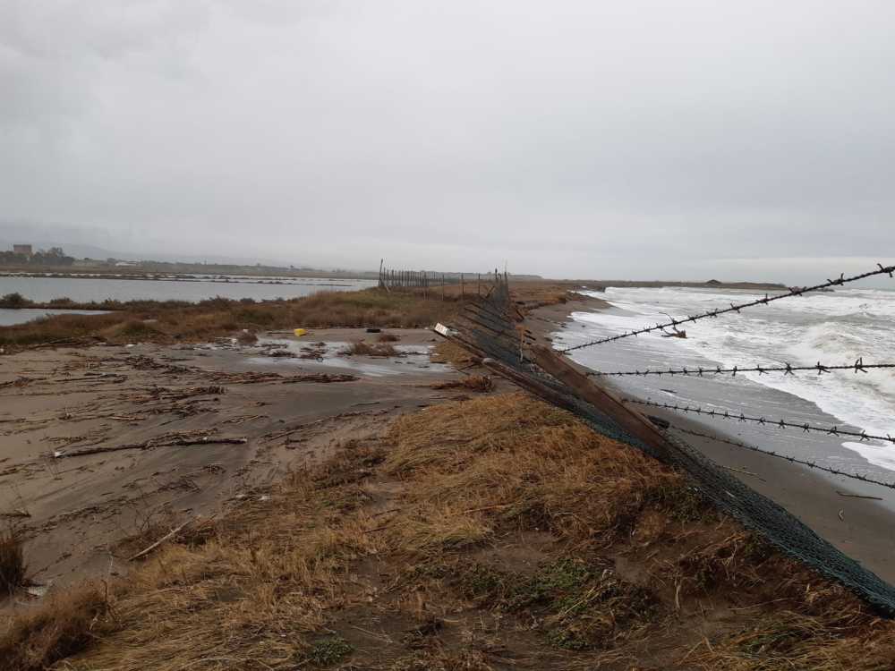 riserva naturale saline di tarquinia recinzione abbattuta dalle onde marine