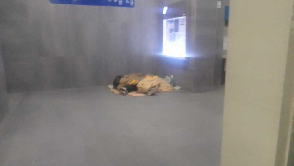 invisibili senzatetto ladispoli stazione barboni senzatetto ladispoli stazione barboni