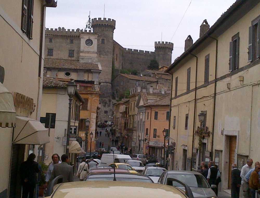 turisti shopping centro bracciano 1