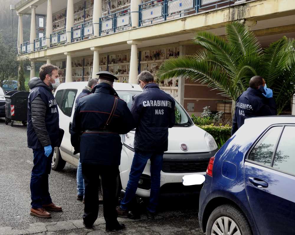 CASSIA – I controlli dei Carabinieri presso il cimitero Flaminio (1) CASSIA - I controlli dei Carabinieri presso il cimitero Flaminio (1)
