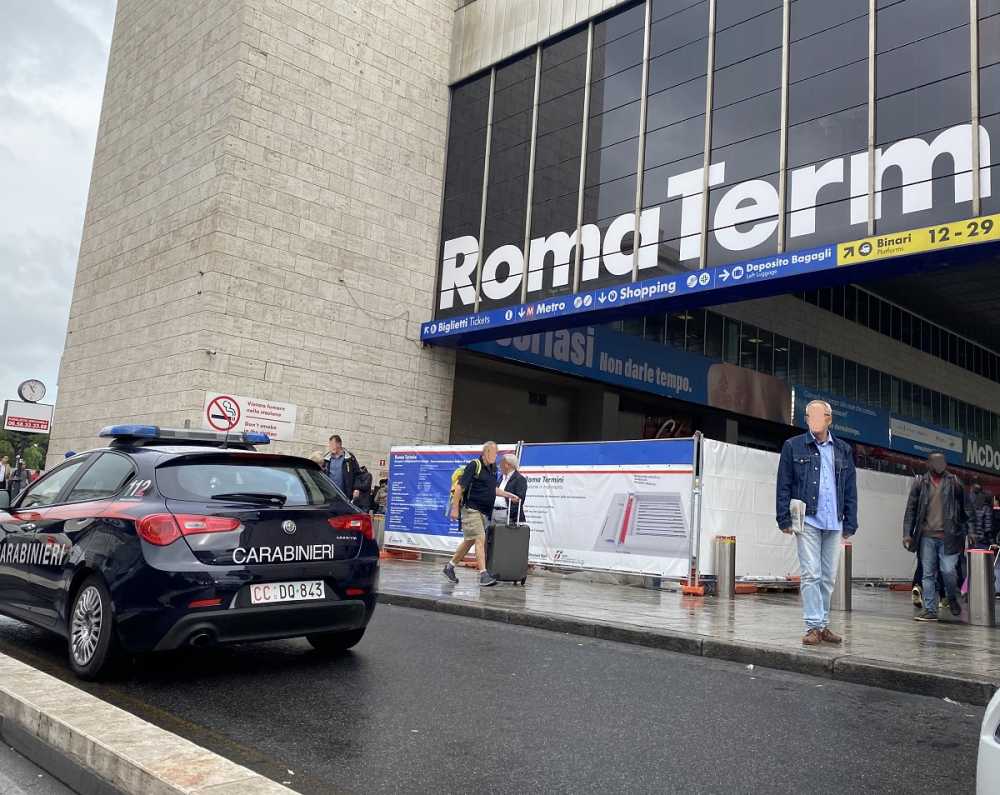 CENTRO – Controlli dei Carabinieri alla stazione Termini (1) CENTRO - Controlli dei Carabinieri alla stazione Termini (1)