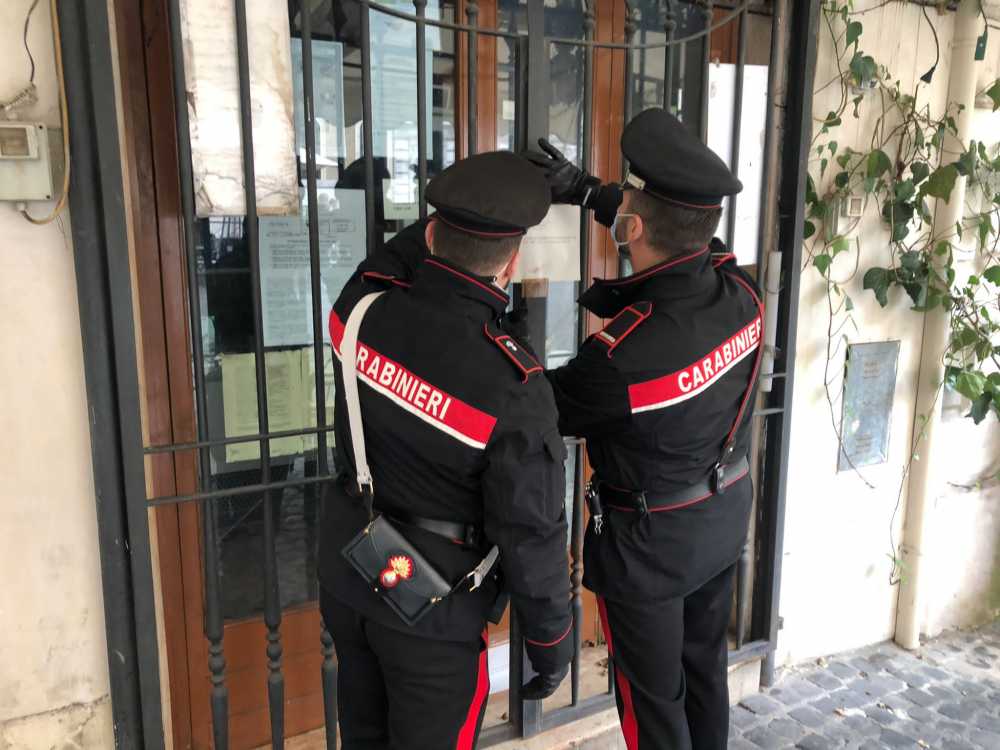 CENTRO – Il bar chiuso dai Carabinieri controlli (1) Il bar chiuso dai Carabinieri controlli