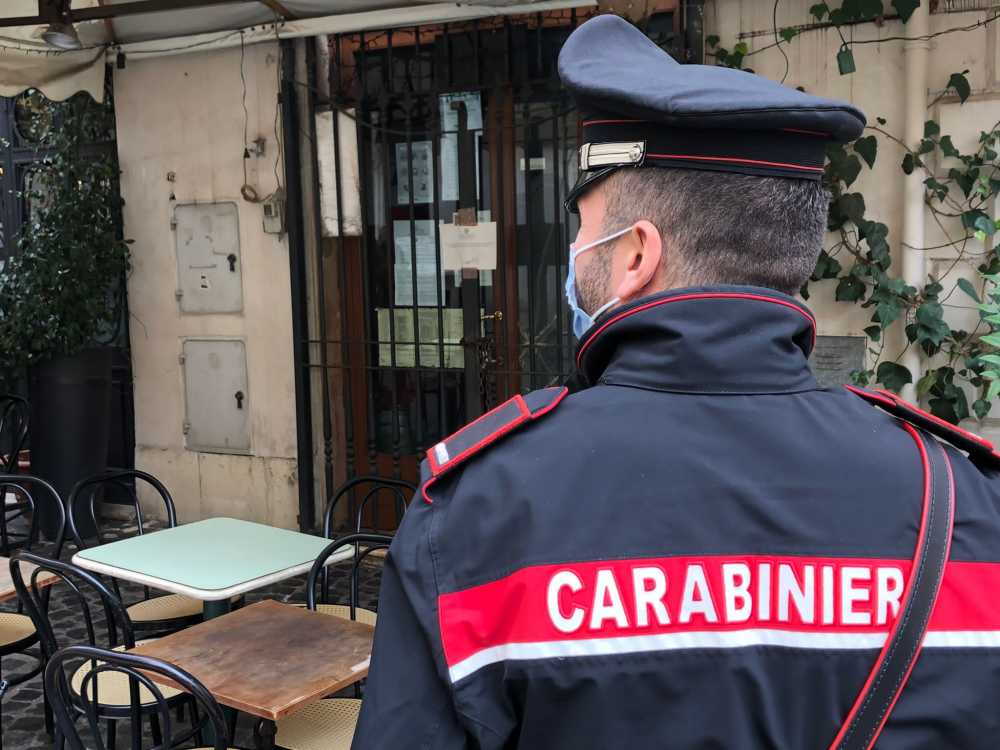 Il bar chiuso dai Carabinieri controlli