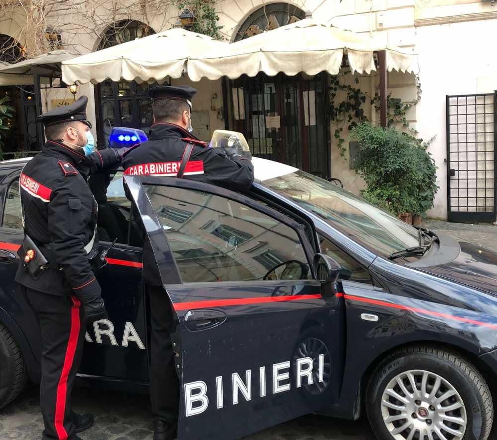 Il bar chiuso dai Carabinieri controlli