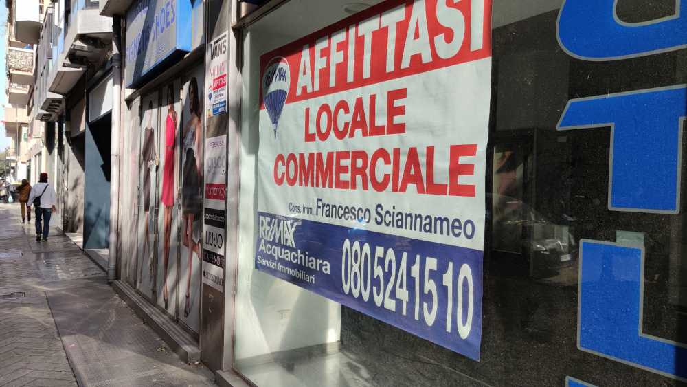 bari negozi chiusi affittasi