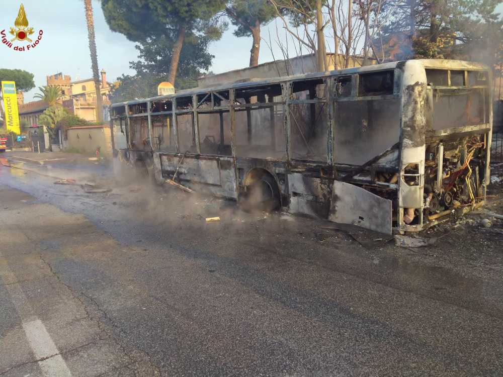 bus atac fiamme vvf vigili fuoco vvf pompieri 1