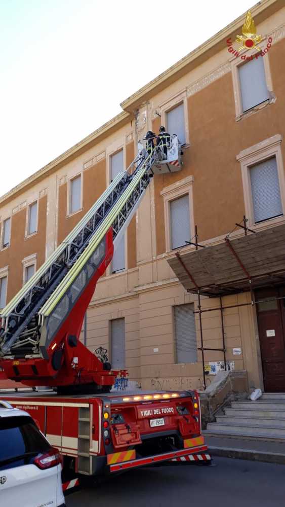 cornicione scuola cialdi civitavecchia vvf vigili fuoco pompieri cornicione scuola cialdi civitavecchia vvf vigili fuoco pompieri