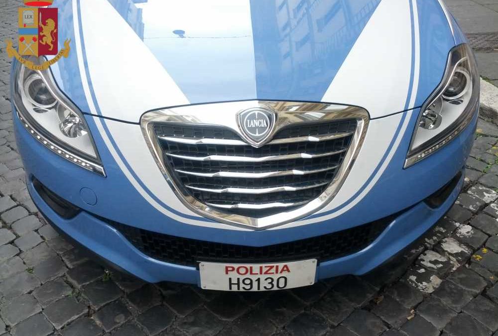 Compra le sigarette con la carta di credito rubata a un’anziana che fa la spesa