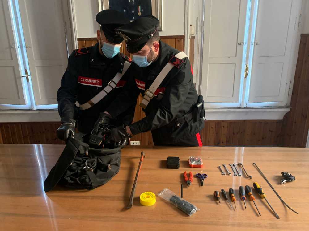 CENTRO - Gli arnesi sequestrati dai CC (1)