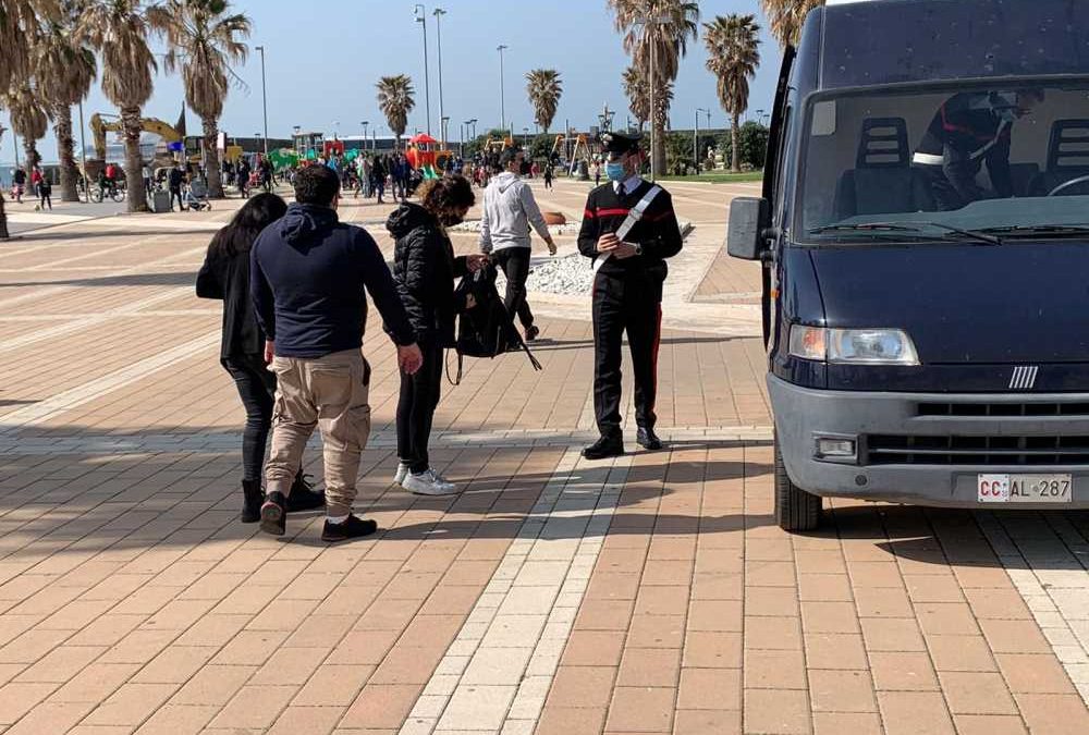 Spacca i vetri di un’auto in sosta, denunciato un turista americano ubriaco a Civitavecchia