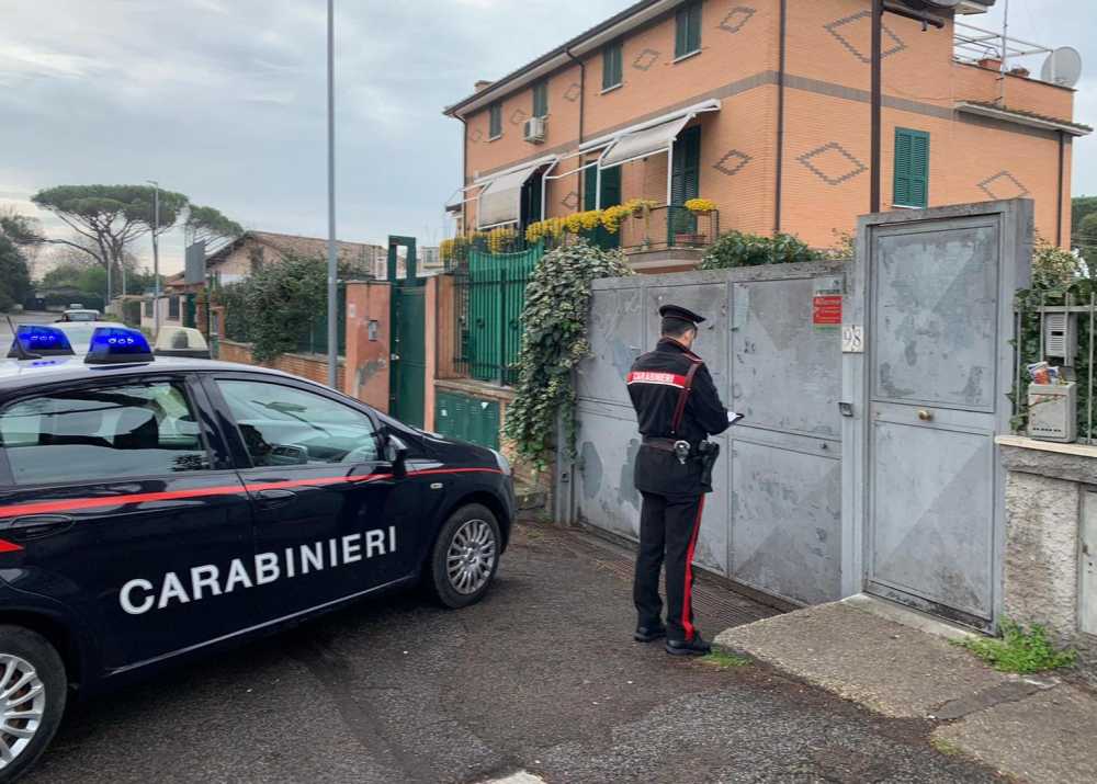 EUR - I Carabinieri davanti all'ingresso del locale (2)