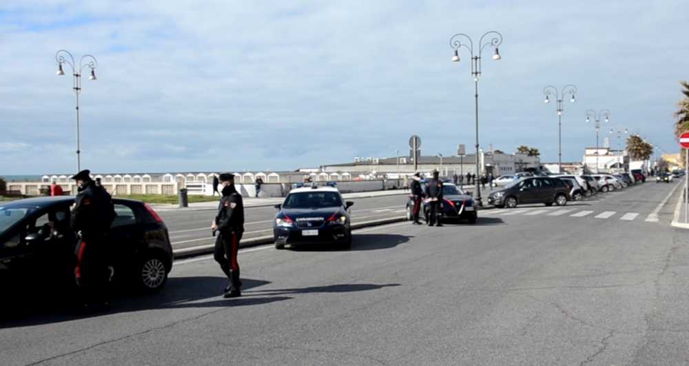 I Carabinieri di Ostia durante un controllo blocco