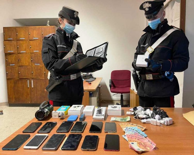 PIAZZA DANTE - I telefoni sequestrati dai Carabinieri